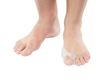 NatraCure teenspreider op linkervoet bovenaanzicht