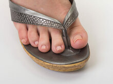 Tenen worden beschermd door gel beschermer om tussenstuk slippers