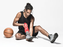 Basketballer doet sole active medium in sportschoen