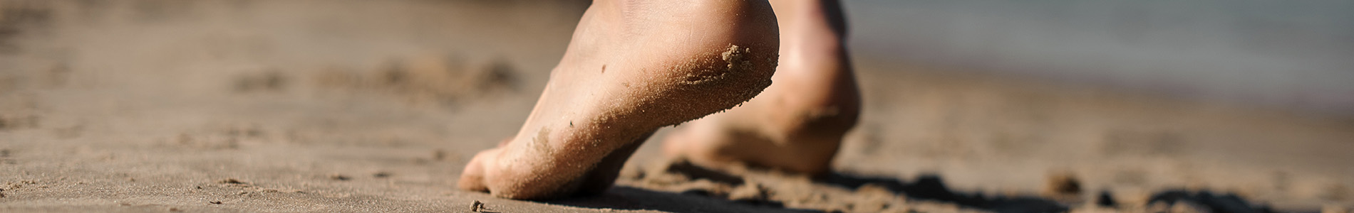 Blote voeten lopen op het strand
