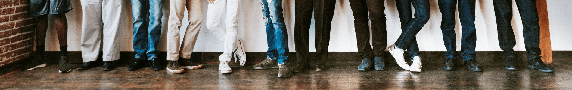 Je kent het vast wel: aan het begin van je werkdag stap je energiek de deur uit. Maar na een paar uur merk je het al. Een zeurende pijn in je hielen, branderige voetzolen, of dat knagende gevoel aan de bal van je voet. Tegen de tijd dat je thuiskomt, voelt het alsof je voeten er zélf vandoor zouden willen.