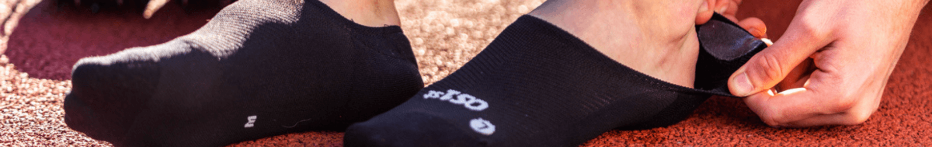 Na een lange dag voelen je benen zwaar aan, je voeten zijn branderig en je hebt het idee dat je schoenen eigenlijk net iets te strak zitten. Het is een herkenbaar beeld voor veel mensen. Compressiesokken bieden in zo’n situatie uitkomst. Ze werken met een lichte druk die je benen en voeten als het ware een stimulans geeft. Die druk zorgt ervoor dat het bloedcirculatie op gang blijft. Het resultaat? Minder pijn, minder opgezwollen gevoel en een stuk meer energie.