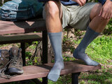 Wandelaar draagt FS4 fasciitis plantaris sokken merinowol grijs