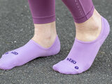 Nekkid sokken paars op voeten