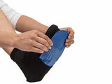 Model plaatst blauw coldpack aan de onderkant van een zwarte cold therapy sock