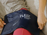 FlexiKold gel cold pack 26,6x36,8cm donkerblauw op bovenbeen