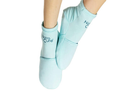 NatraCure cold therapy socks lichtblauw op de voeten